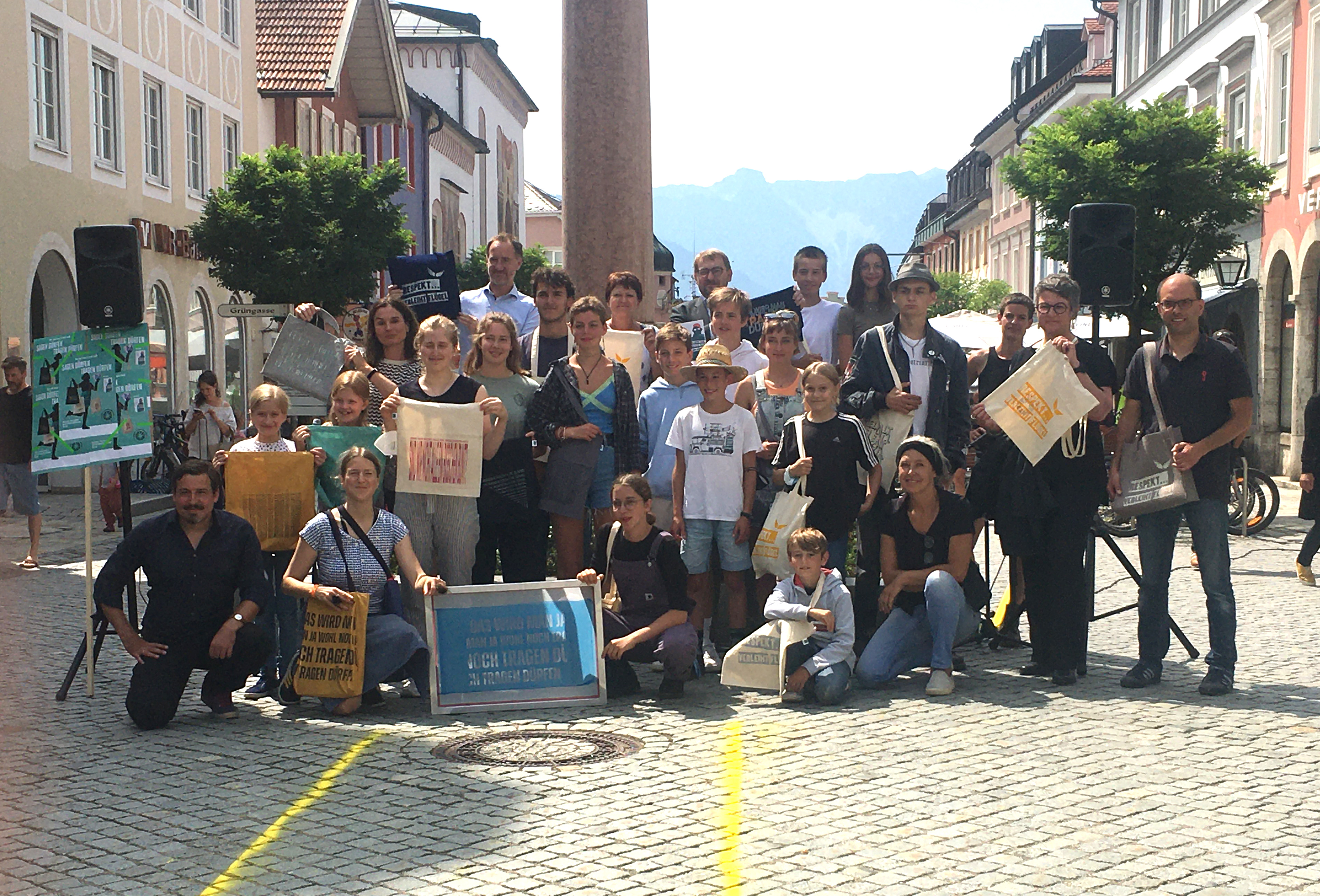 Politisches Kunstprojekt "Das wird man ja wohl noch sagen/tragen dürfen" von Sonnja Genia Riedl mit Jörg Steinleitner, Nana Klaas und Susanne Winter - Abschluss-Präsentation im Markt Murnau (2020-07) Politisches Kunstprojekt "Das wird man ja wohl noch sagen/tragen dürfen" von Sonnja Genia Riedl mit Jörg Steinleitner, Nana Klaas und Susanne Winter - Abschluss-Präsentation im Markt Murnau (2020-07)