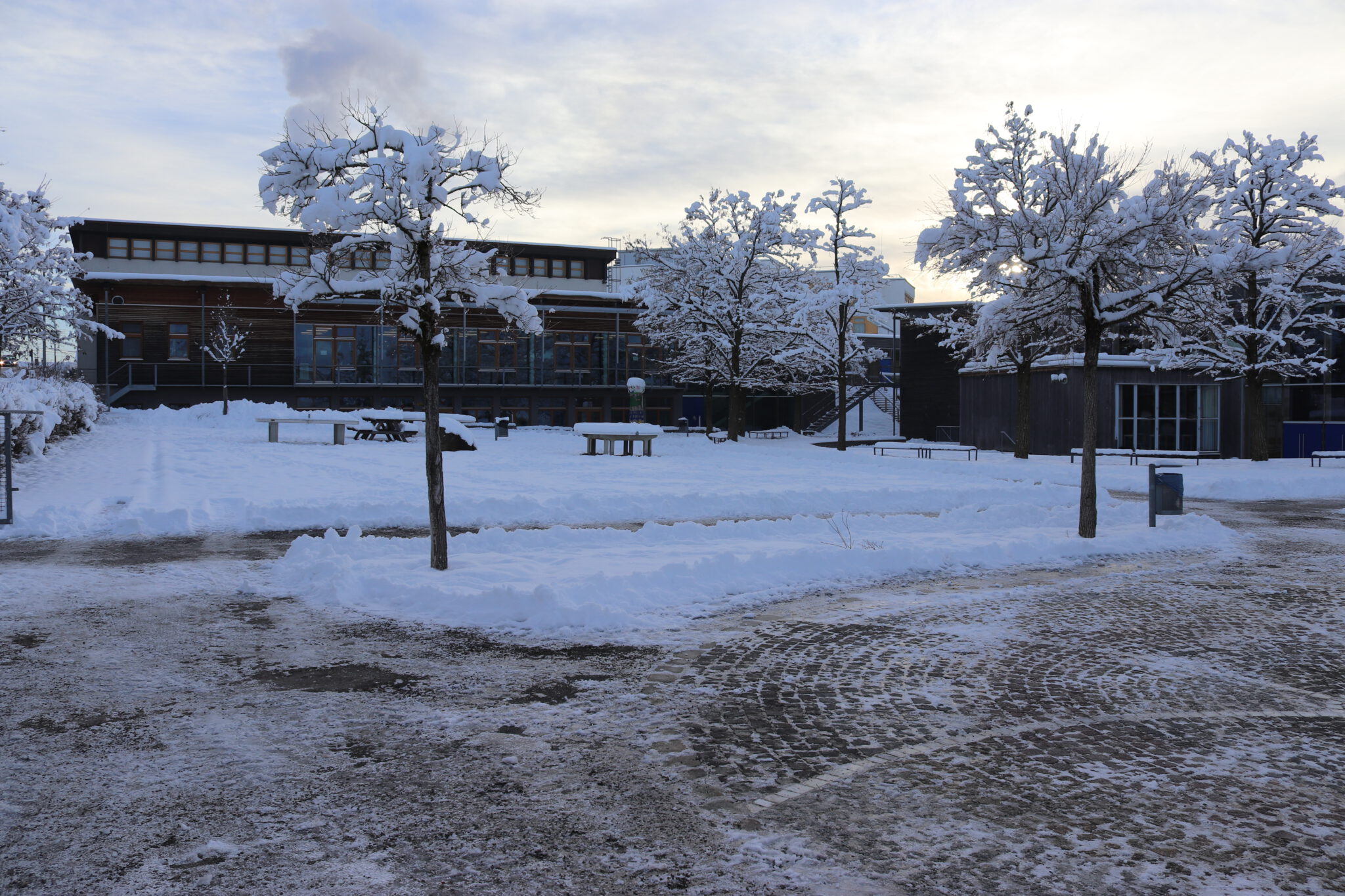 Schulgebäude_Winter